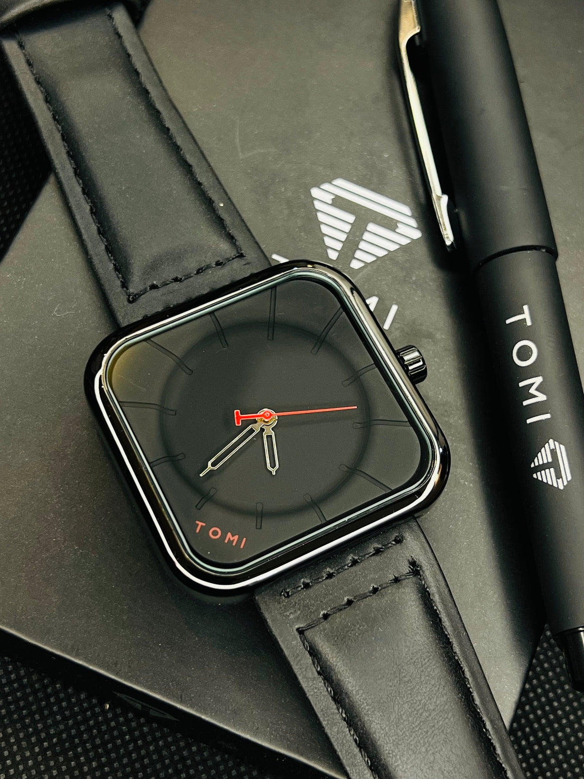 TOMI Luxe Black Minimalist Timepiece